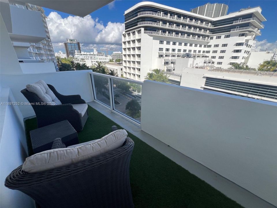 For Sale: $729,000 (1 beds, 1 baths, 845 Square Feet)