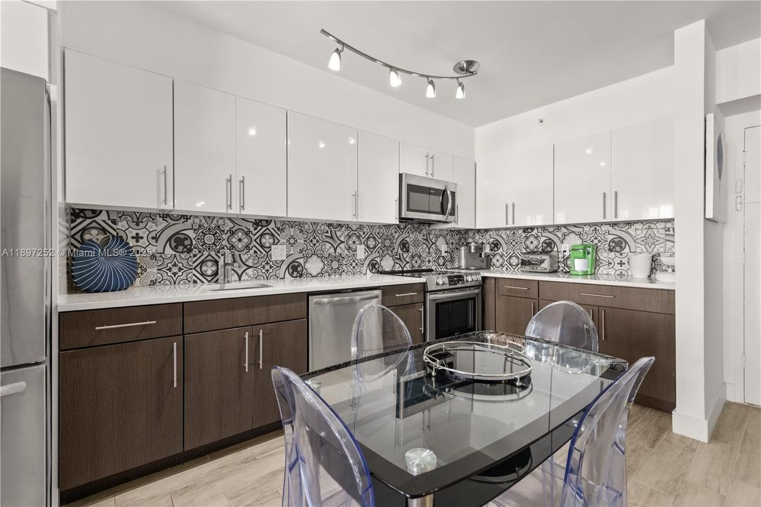 For Sale: $729,000 (1 beds, 1 baths, 845 Square Feet)