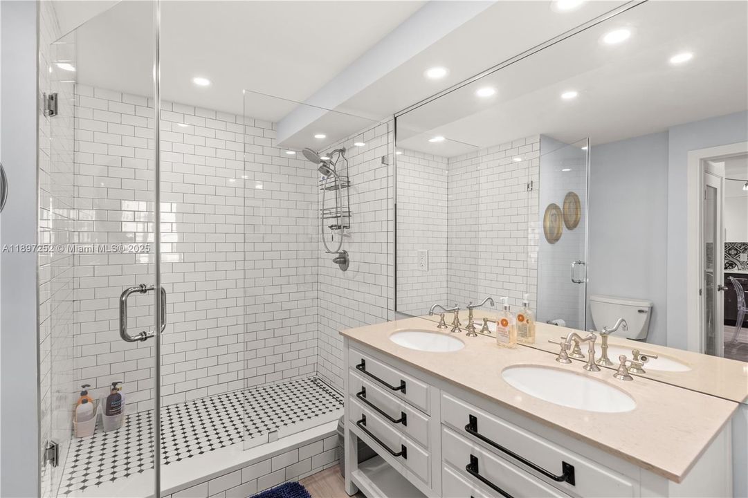 For Sale: $729,000 (1 beds, 1 baths, 845 Square Feet)