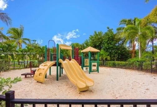 En Venta: $290,000 (2 camas, 2 baños, 1022 Pies cuadrados)