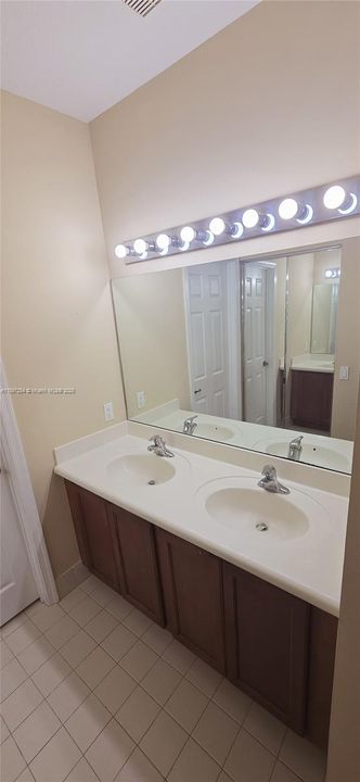 En Venta: $290,000 (2 camas, 2 baños, 1022 Pies cuadrados)