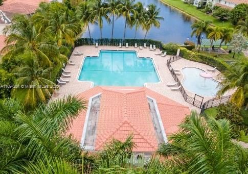 En Venta: $290,000 (2 camas, 2 baños, 1022 Pies cuadrados)