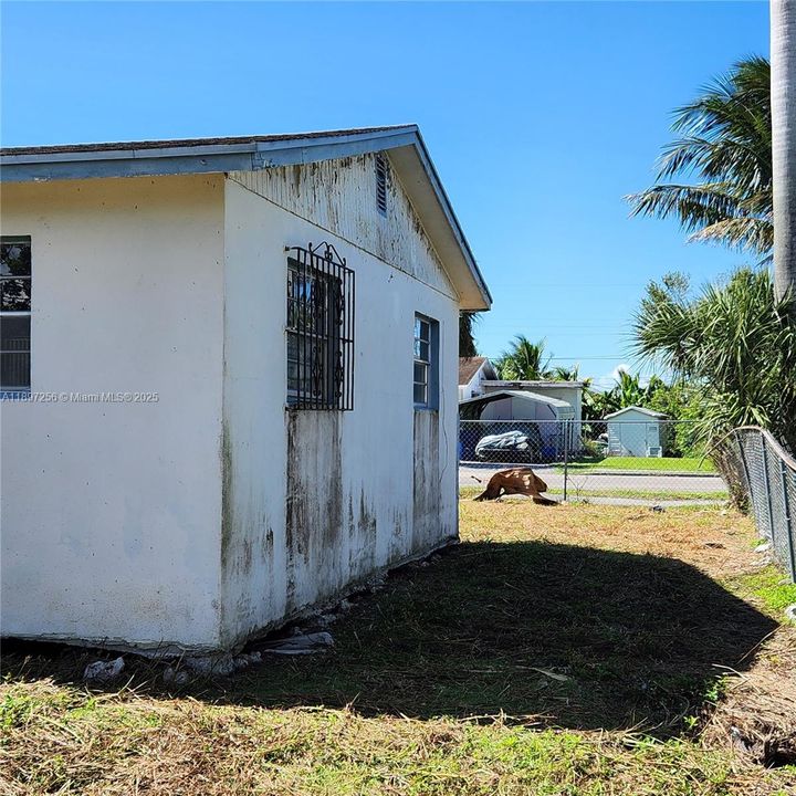 Active With Contract: $107,000 (3 beds, 1 baths, 936 Square Feet)