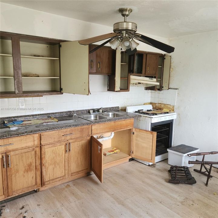 Active With Contract: $107,000 (3 beds, 1 baths, 936 Square Feet)