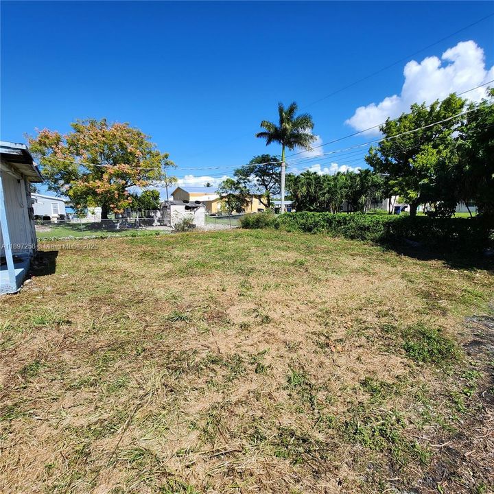 Active With Contract: $107,000 (3 beds, 1 baths, 936 Square Feet)