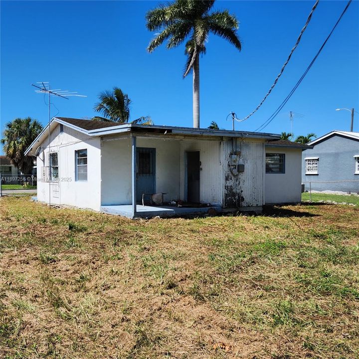 Active With Contract: $107,000 (3 beds, 1 baths, 936 Square Feet)