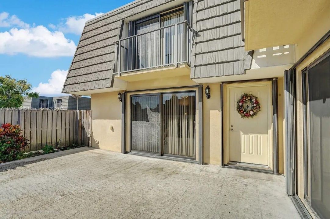 В аренду: $2,200 (2 спален, 2 ванн, 1236 Квадратных фут)