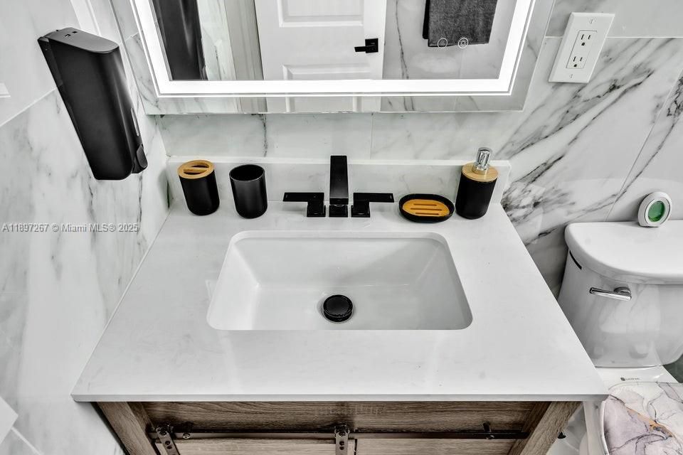 合同活跃: $599,000 (4 贝兹, 2 浴室, 1467 平方英尺)