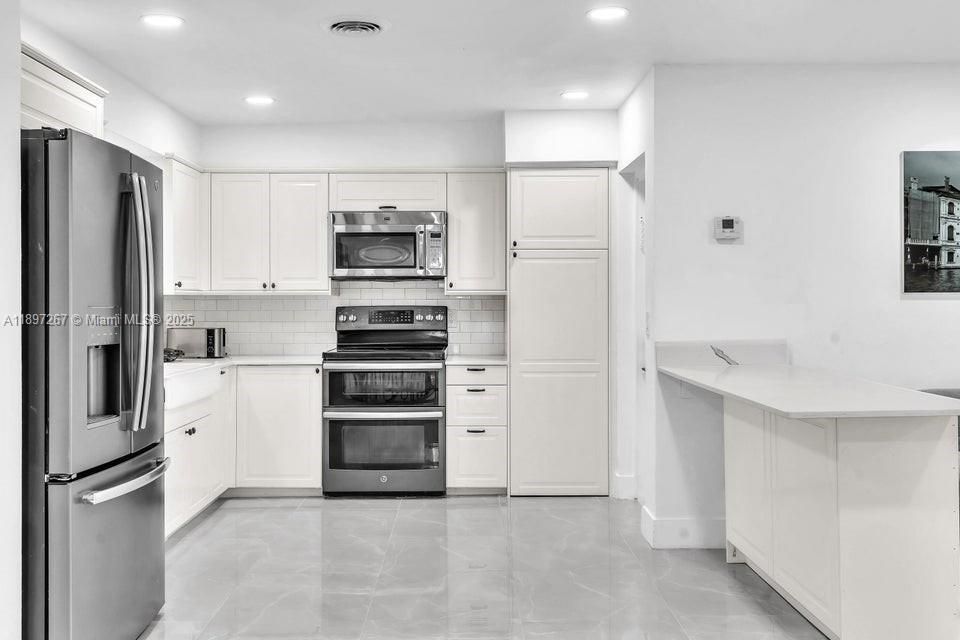 合同活跃: $599,000 (4 贝兹, 2 浴室, 1467 平方英尺)