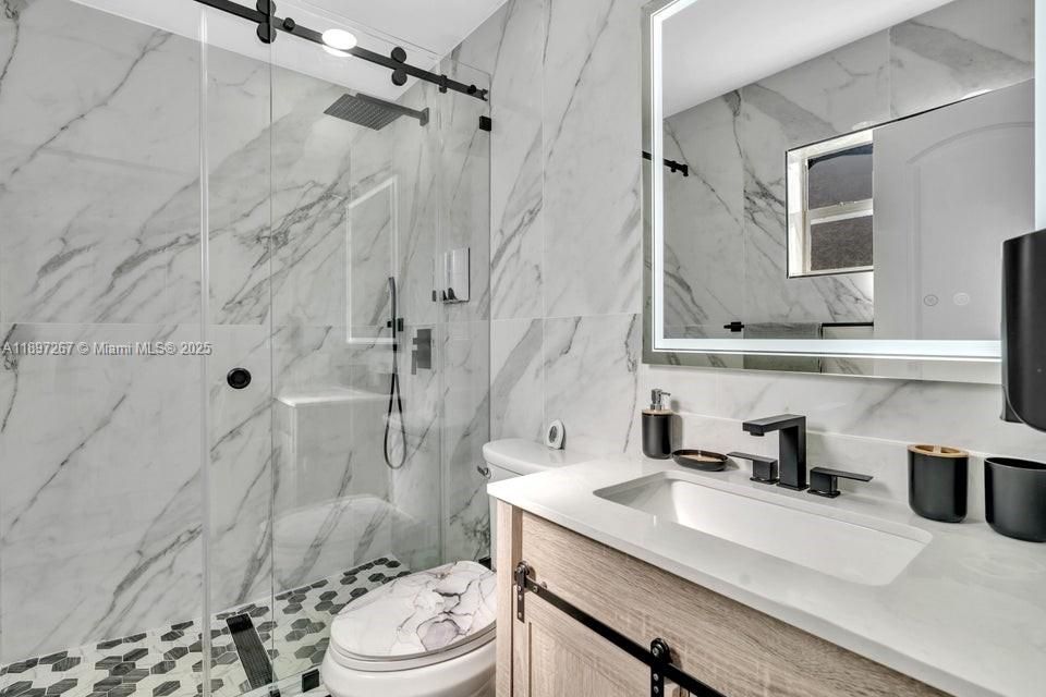 合同活跃: $599,000 (4 贝兹, 2 浴室, 1467 平方英尺)