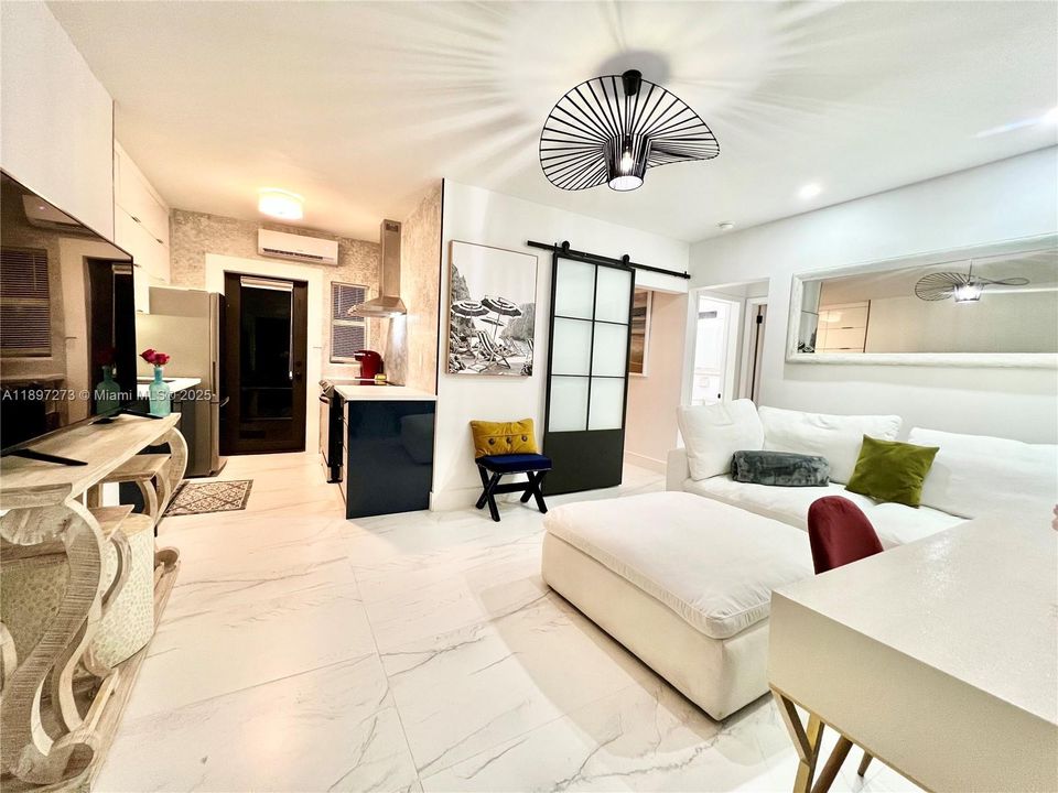 For Rent: $2,850 (2 beds, 1 baths, 750 Square Feet)