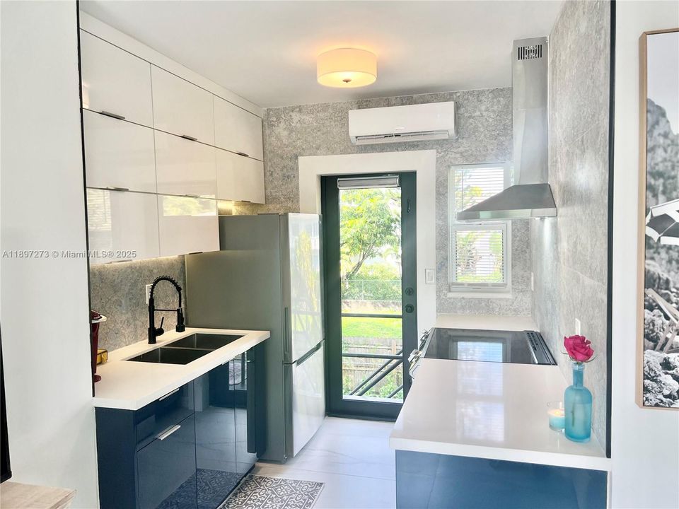 For Rent: $2,850 (2 beds, 1 baths, 750 Square Feet)