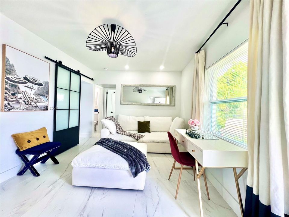 For Rent: $2,850 (2 beds, 1 baths, 750 Square Feet)