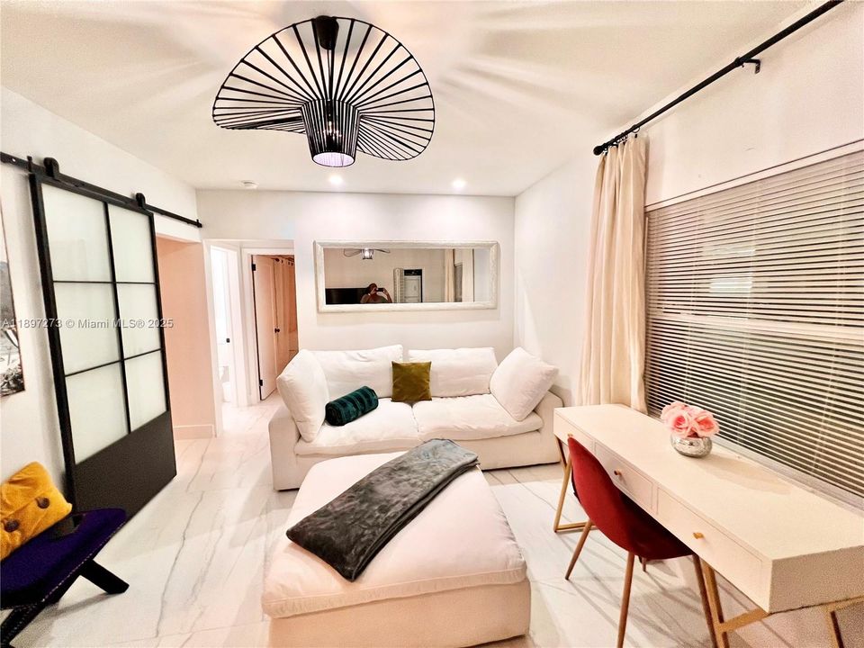 For Rent: $2,850 (2 beds, 1 baths, 750 Square Feet)