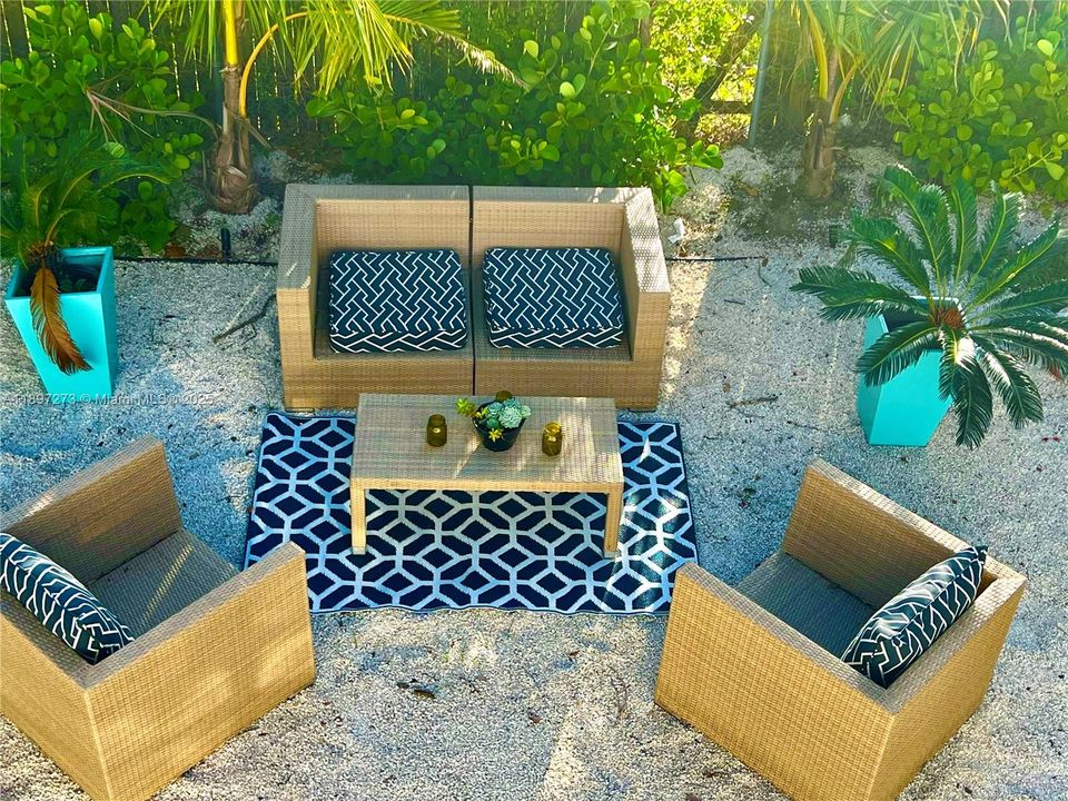 For Rent: $2,850 (2 beds, 1 baths, 750 Square Feet)