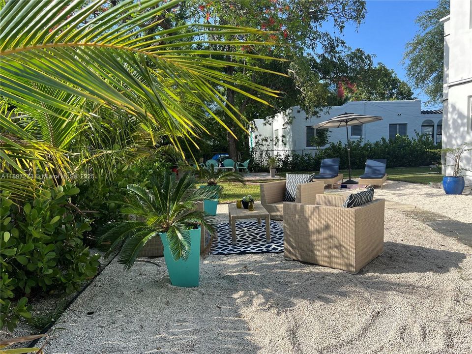 For Rent: $2,850 (2 beds, 1 baths, 750 Square Feet)