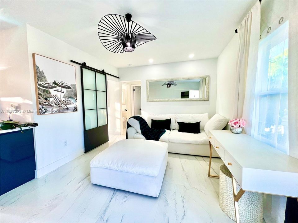 For Rent: $2,850 (2 beds, 1 baths, 750 Square Feet)