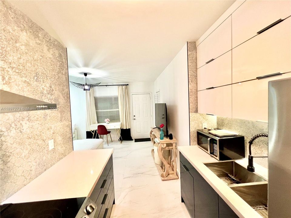 For Rent: $2,850 (2 beds, 1 baths, 750 Square Feet)