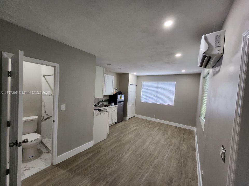 Под контрактом: $1,200 (1 спален, 1 ванн, 250 Квадратных фут)