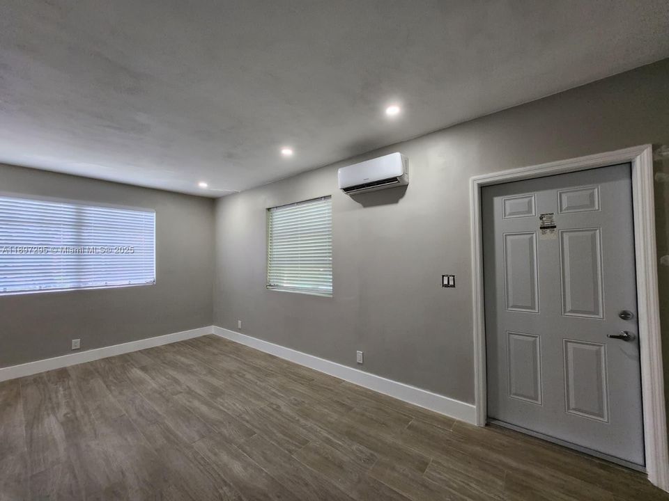 Под контрактом: $1,200 (1 спален, 1 ванн, 250 Квадратных фут)