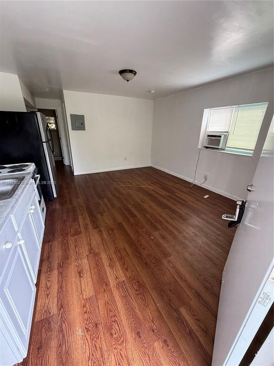 合同活跃: $1,295 (1 贝兹, 1 浴室, 483 平方英尺)