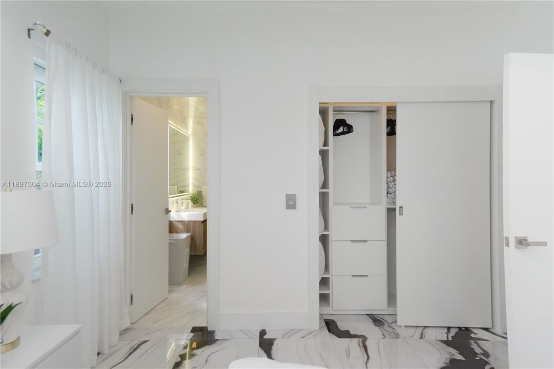 For Rent: $15,500 (3 beds, 3 baths, 2000 Square Feet)