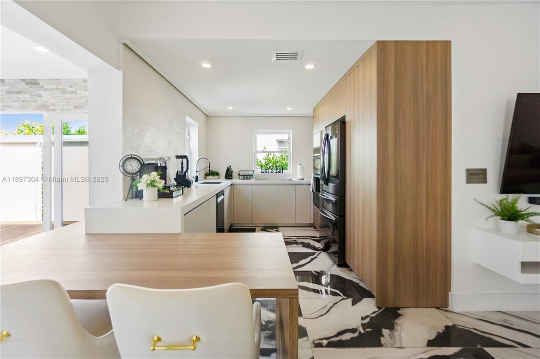 For Rent: $15,500 (3 beds, 3 baths, 2000 Square Feet)