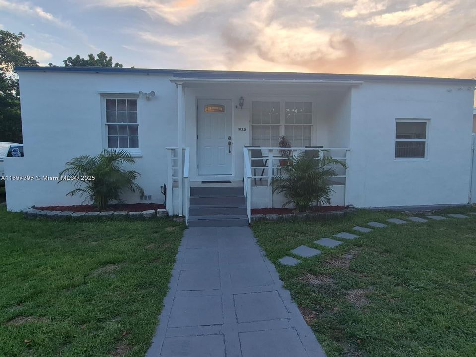 最近售出: $649,000 (4 贝兹, 2 浴室, 1326 平方英尺)