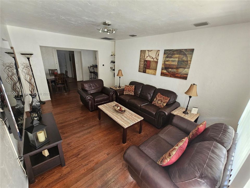 最近售出: $649,000 (4 贝兹, 2 浴室, 1326 平方英尺)