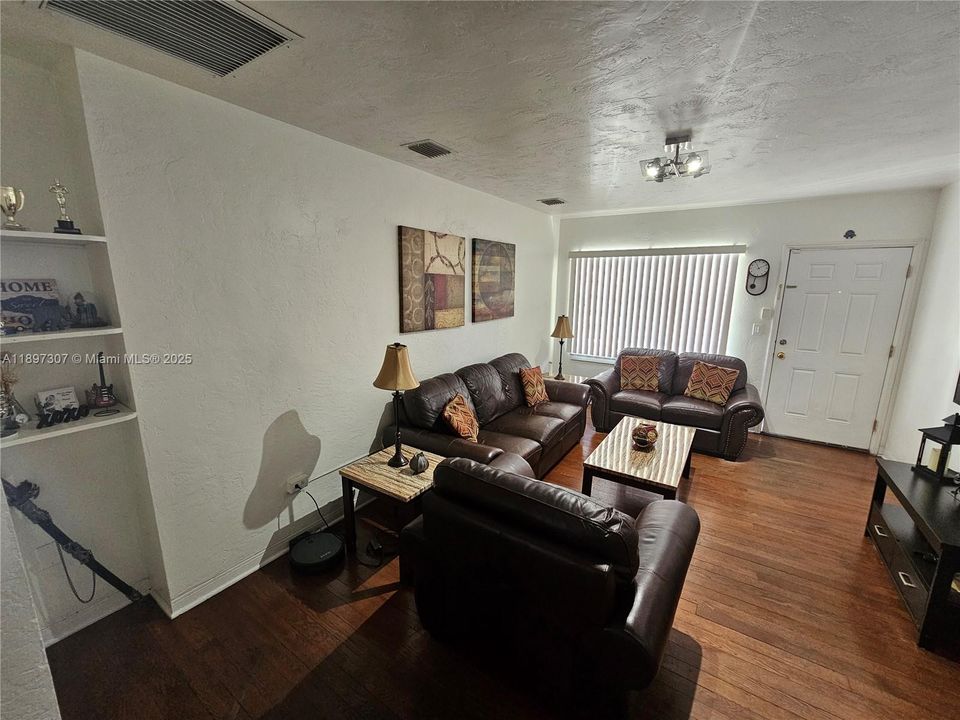 最近售出: $649,000 (4 贝兹, 2 浴室, 1326 平方英尺)