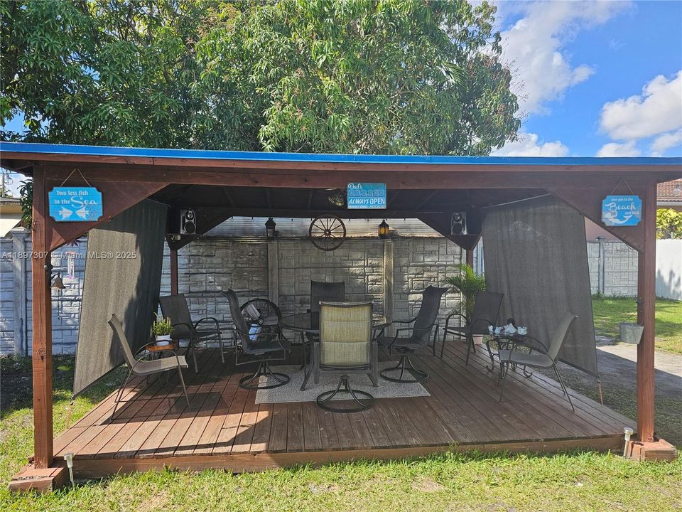 最近售出: $649,000 (4 贝兹, 2 浴室, 1326 平方英尺)