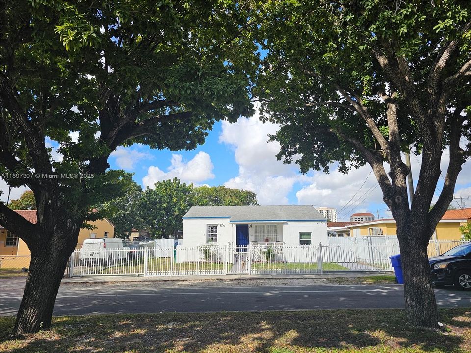 最近售出: $649,000 (4 贝兹, 2 浴室, 1326 平方英尺)