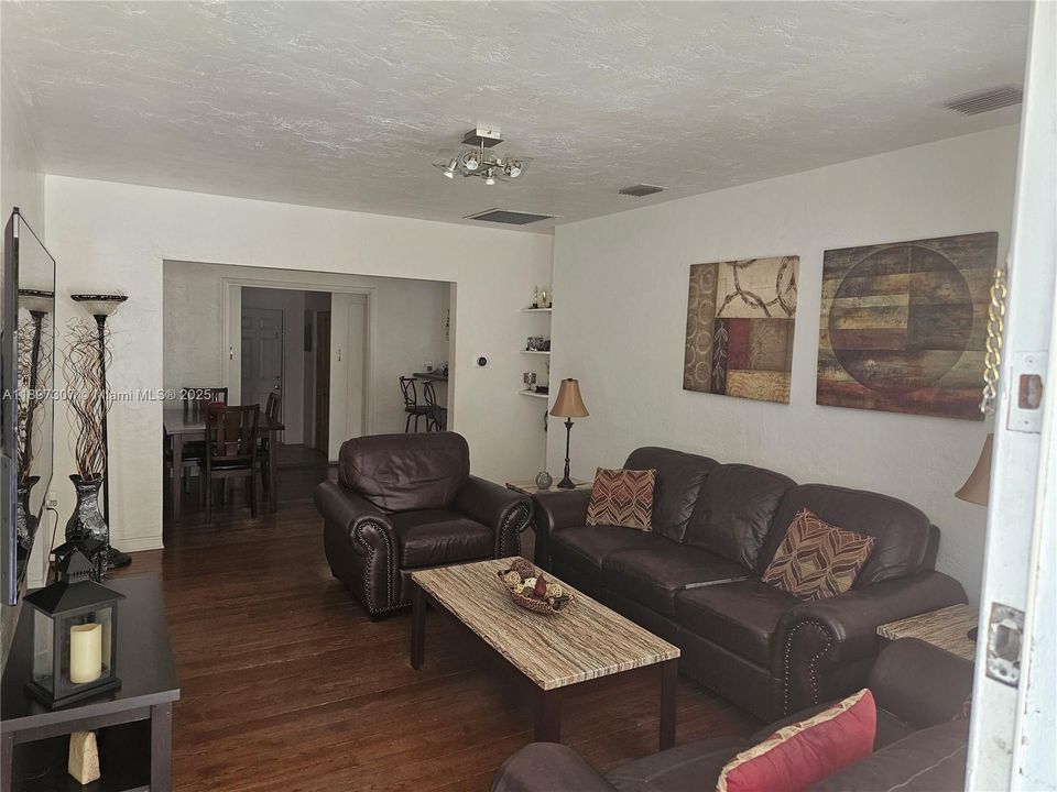 最近售出: $649,000 (4 贝兹, 2 浴室, 1326 平方英尺)