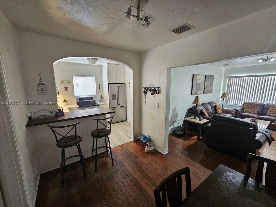 最近售出: $649,000 (4 贝兹, 2 浴室, 1326 平方英尺)