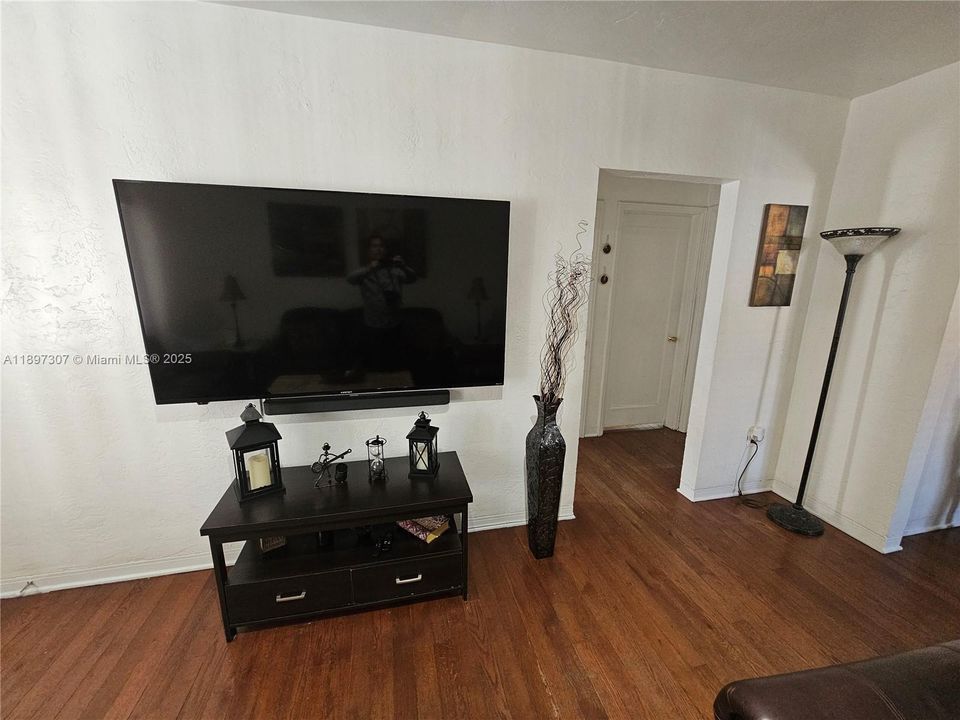 最近售出: $649,000 (4 贝兹, 2 浴室, 1326 平方英尺)