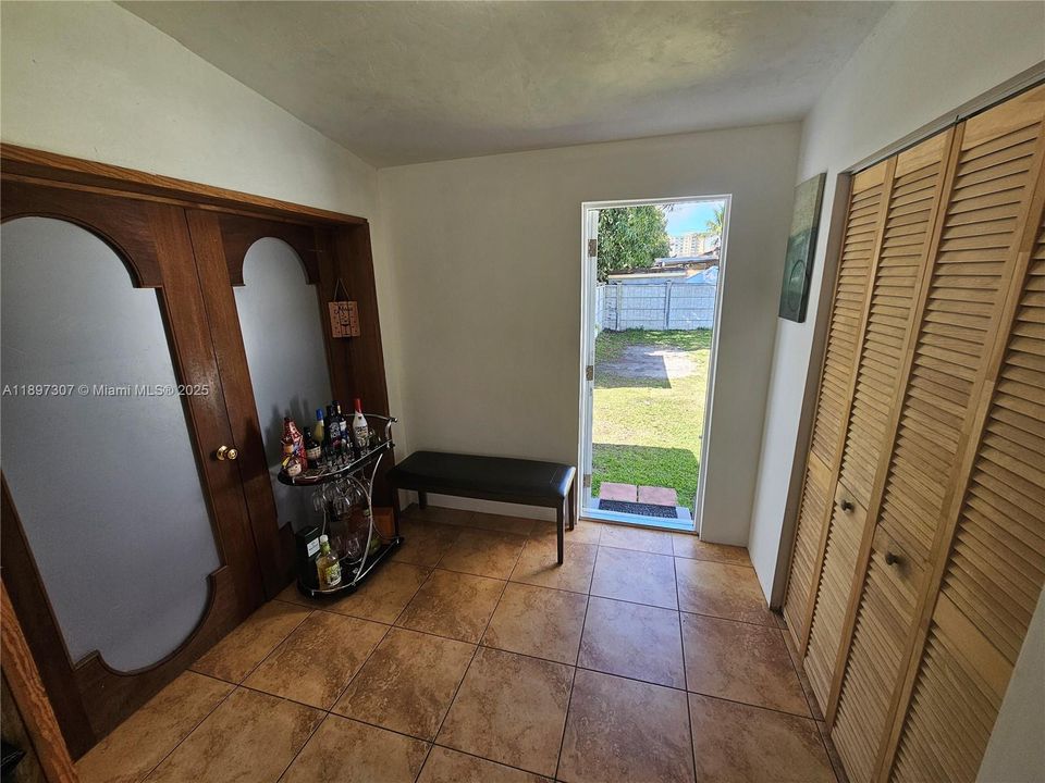 最近售出: $649,000 (4 贝兹, 2 浴室, 1326 平方英尺)