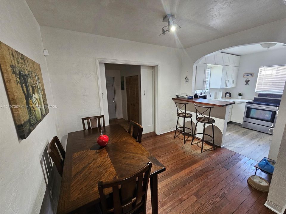 最近售出: $649,000 (4 贝兹, 2 浴室, 1326 平方英尺)