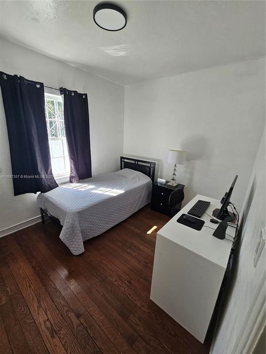 最近售出: $649,000 (4 贝兹, 2 浴室, 1326 平方英尺)