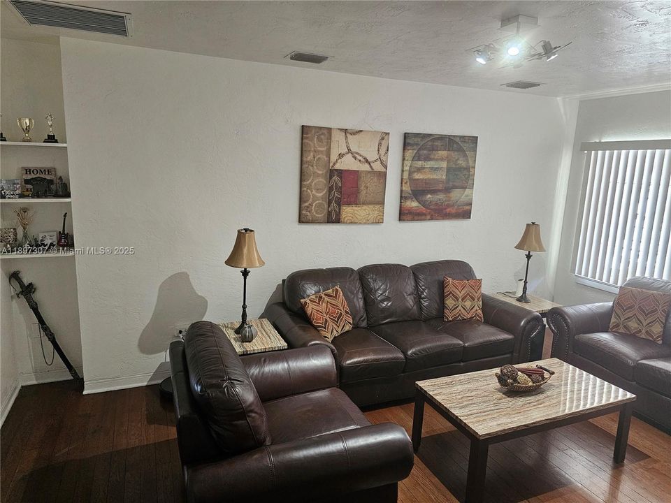 最近售出: $649,000 (4 贝兹, 2 浴室, 1326 平方英尺)