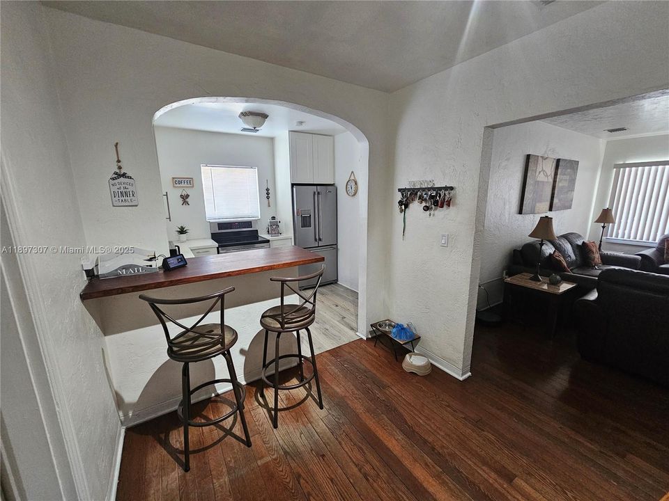 最近售出: $649,000 (4 贝兹, 2 浴室, 1326 平方英尺)