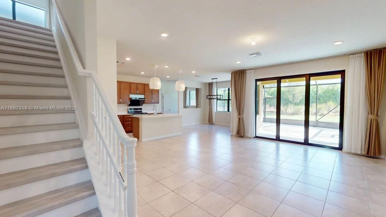 合同活跃: $3,800 (5 贝兹, 3 浴室, 2631 平方英尺)