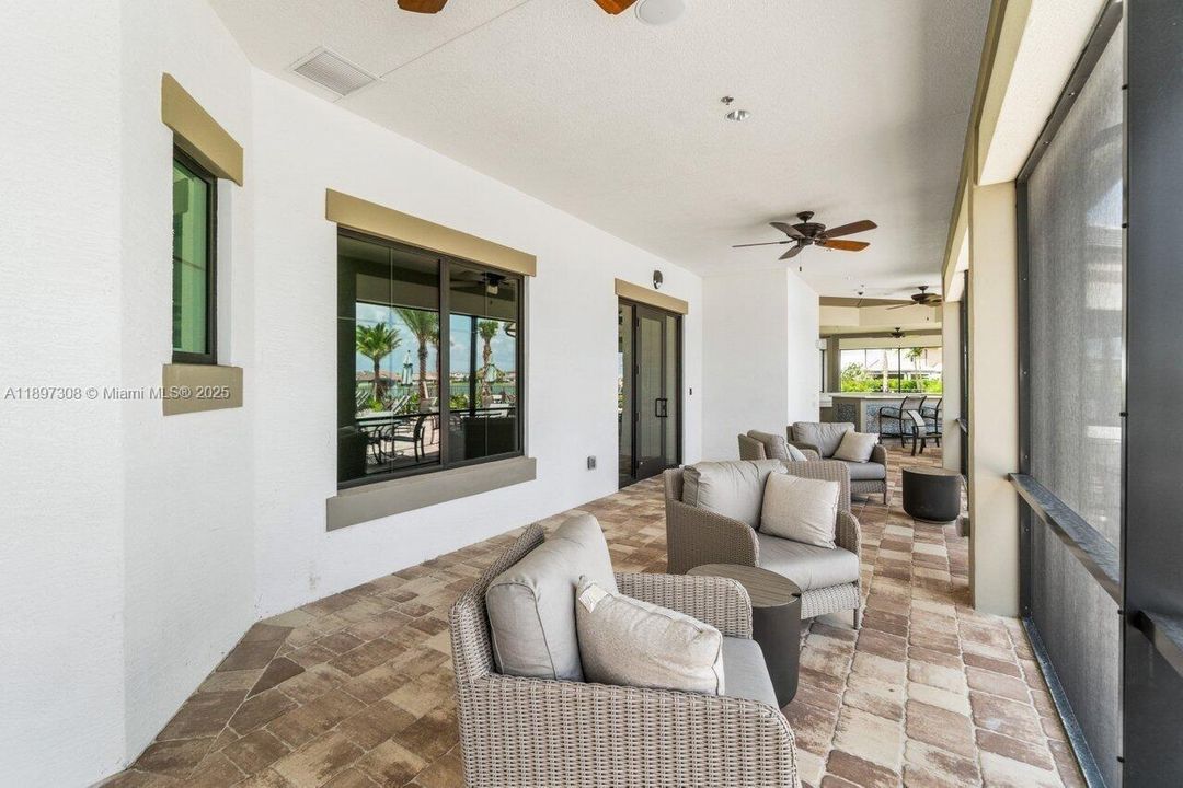 合同活跃: $3,800 (5 贝兹, 3 浴室, 2631 平方英尺)