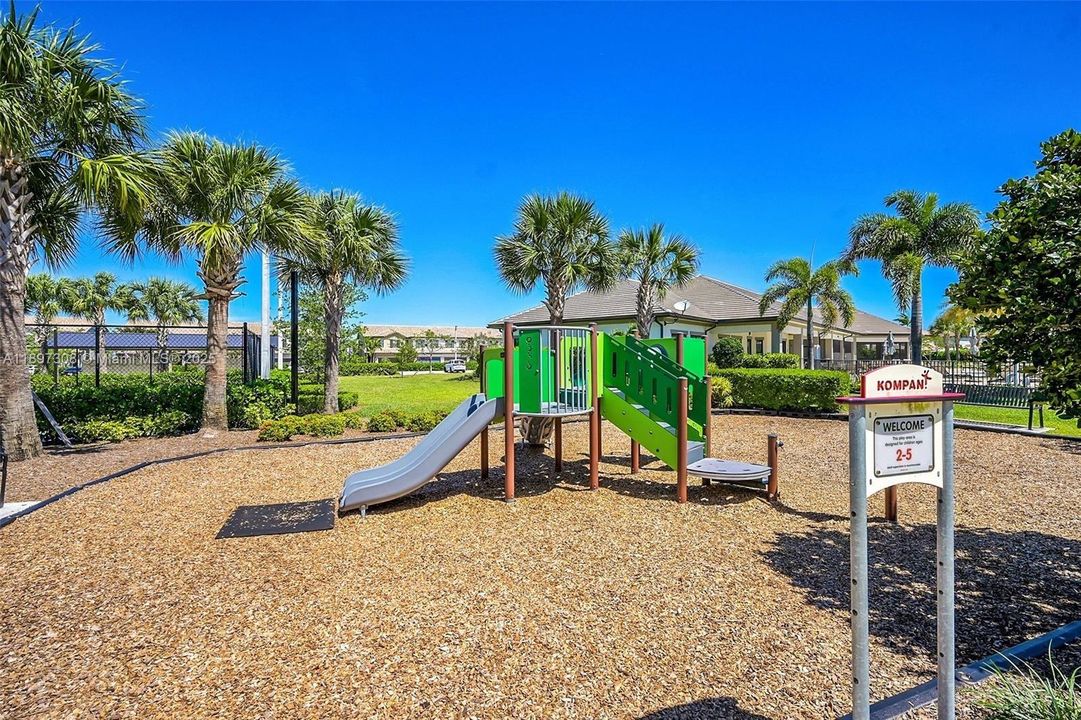 合同活跃: $3,800 (5 贝兹, 3 浴室, 2631 平方英尺)