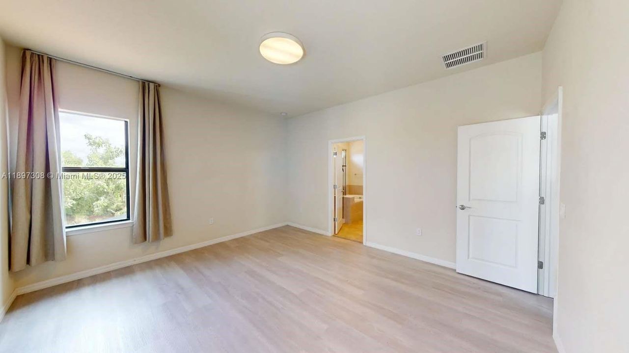 合同活跃: $3,800 (5 贝兹, 3 浴室, 2631 平方英尺)