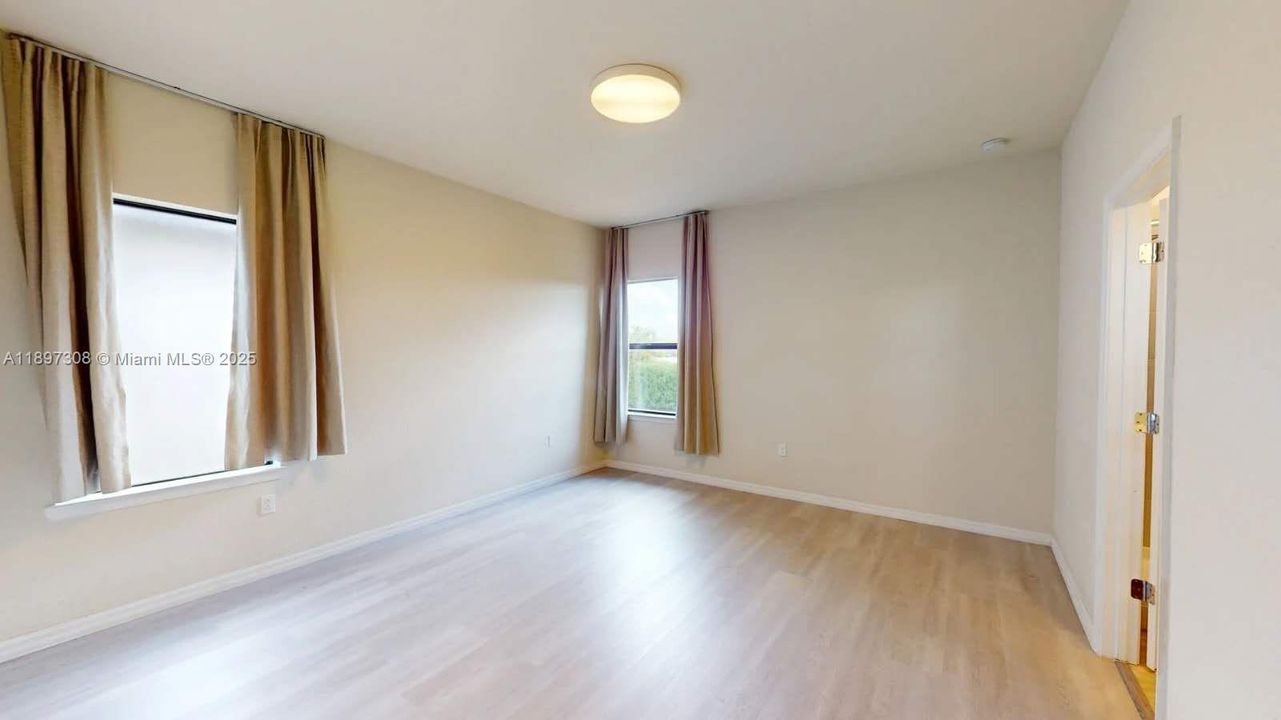 合同活跃: $3,800 (5 贝兹, 3 浴室, 2631 平方英尺)