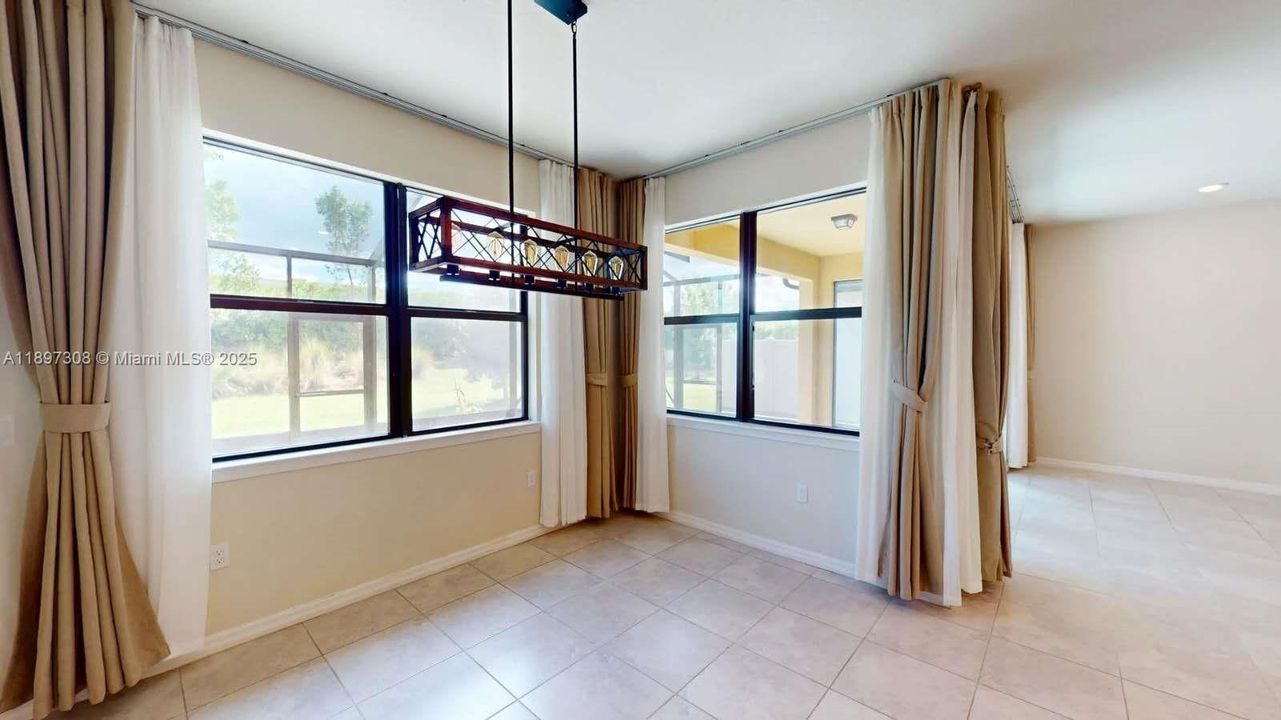 合同活跃: $3,800 (5 贝兹, 3 浴室, 2631 平方英尺)