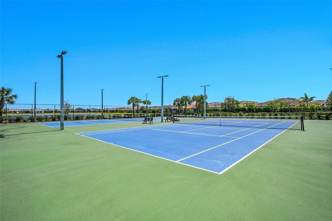 合同活跃: $3,800 (5 贝兹, 3 浴室, 2631 平方英尺)