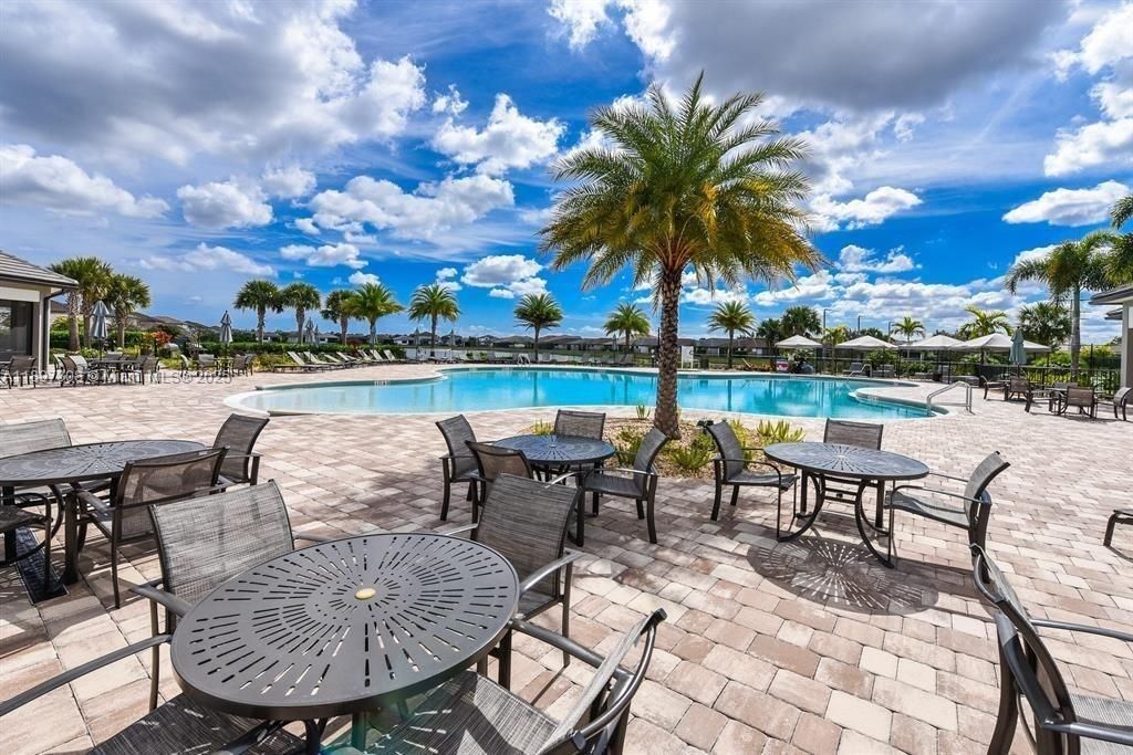 合同活跃: $3,800 (5 贝兹, 3 浴室, 2631 平方英尺)