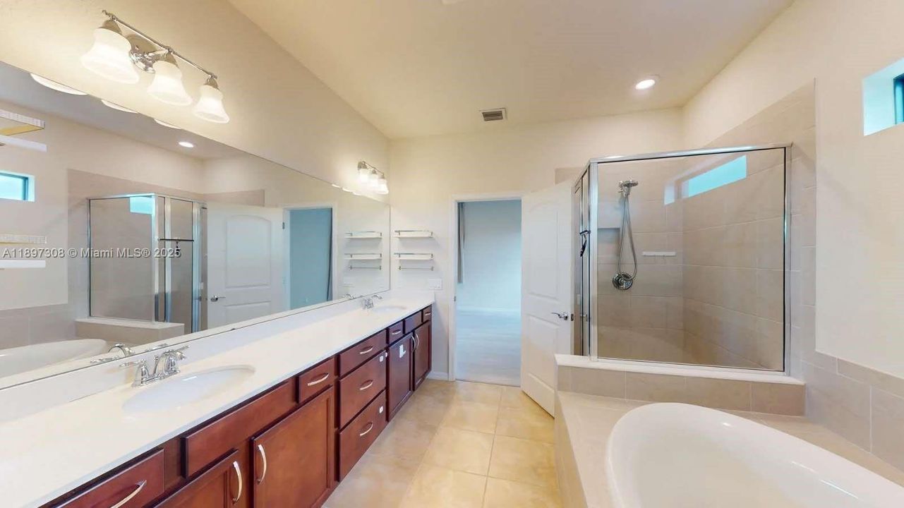 合同活跃: $3,800 (5 贝兹, 3 浴室, 2631 平方英尺)