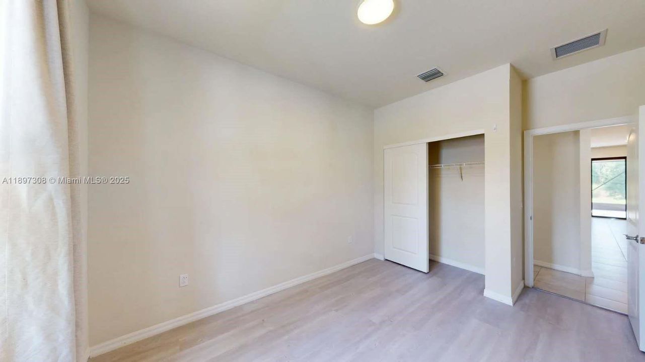 合同活跃: $3,800 (5 贝兹, 3 浴室, 2631 平方英尺)